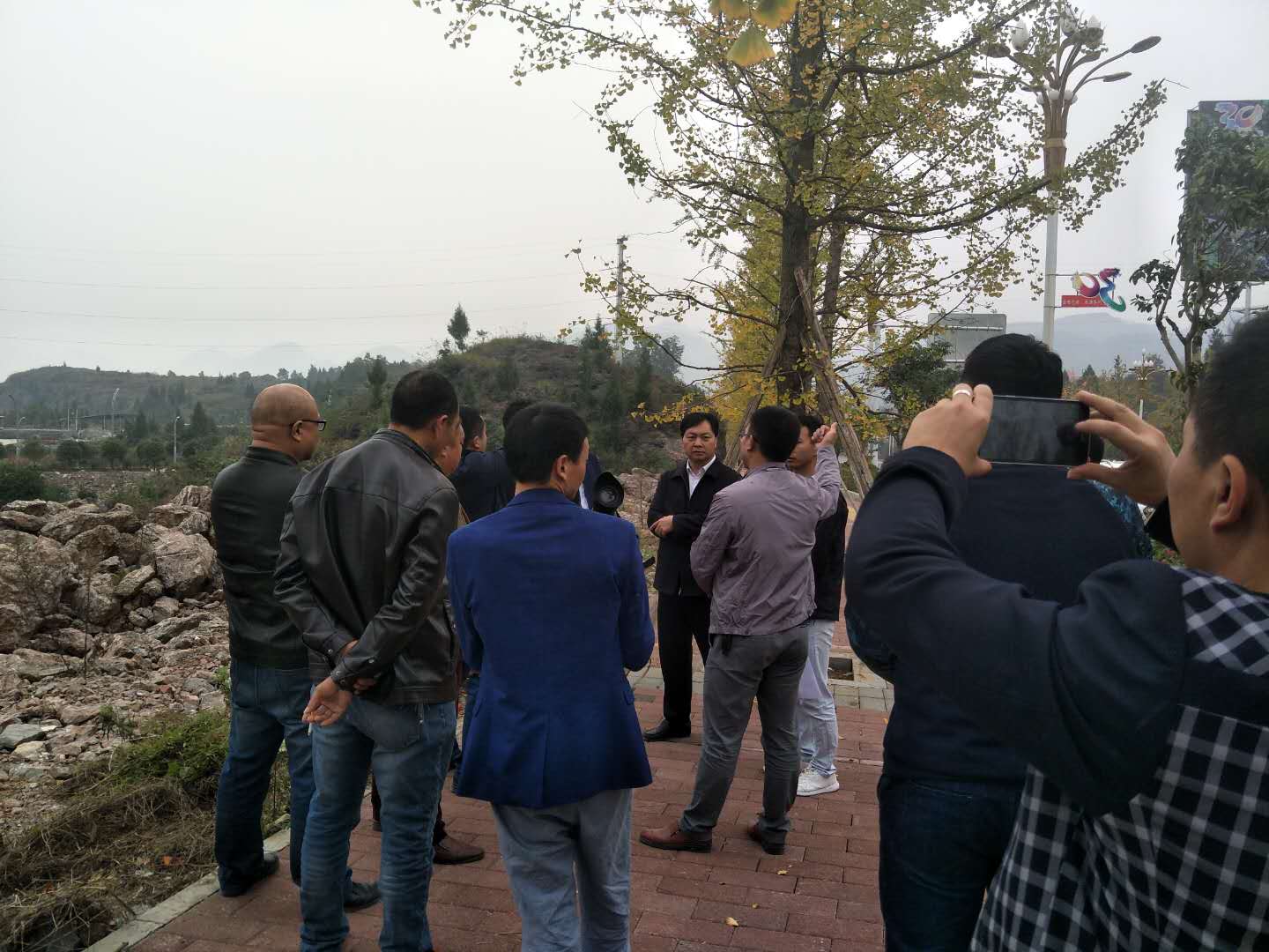 務(wù)川自治縣縣委書(shū)記楊游明和縣長(cháng)徐俊峰對農商旅互聯(lián)綜合體項目現場(chǎng)調度